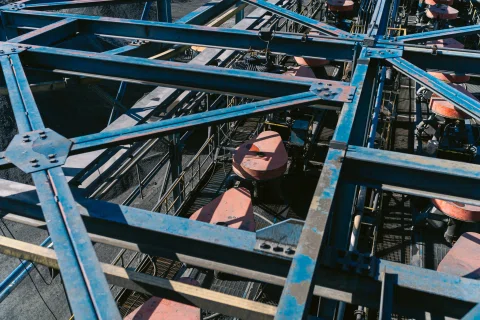 Estructura metálica y tuberías de planta industrial.