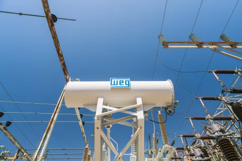 Estructura superior de transformador WEG contra cielo azul.
