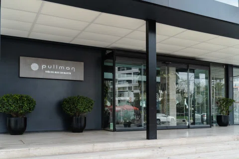 Fachada de acceso principal del hotel Pullman.