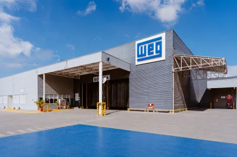 Fachada de una planta industrial WEG con zona de acceso y carga.