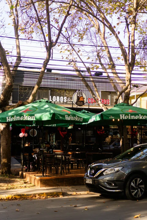 Fachada y terraza exterior del restaurante.