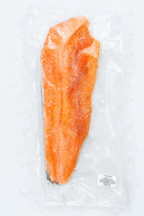 Filete de salmón naranja sobre hielo.