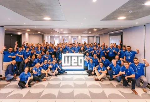 Gran grupo posa unido durante una jornada corporativa.