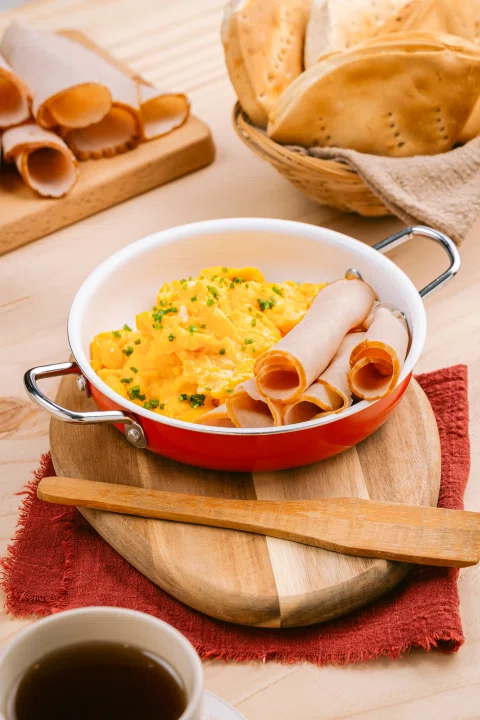 Fuente gratinada con pan en composición cercana.