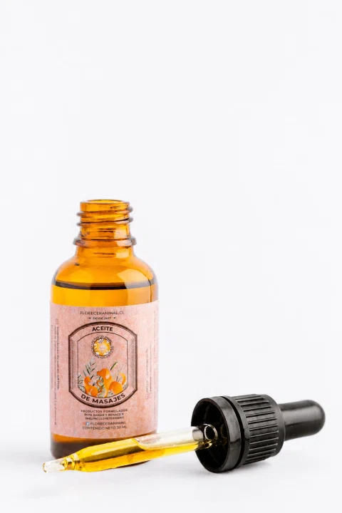 Frasco cosmético ámbar con gotario sobre fondo blanco.