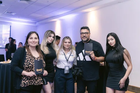 Grupo de asistentes posa junto durante el evento.