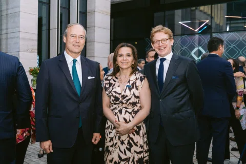 Grupo de invitados posa durante la recepción de un aniversario corporativo.