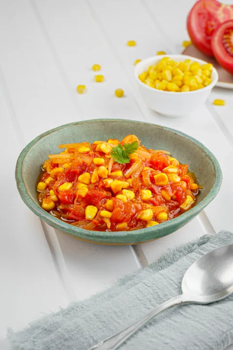 Guiso de legumbres y vegetales en bowl.