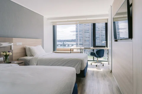 Habitación doble con camas y escritorio.