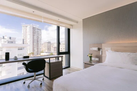 Habitación de hotel Pullman en Viña del Mar con escritorio junto a la ventana.