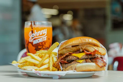 Hamburguesa con queso, papas fritas y bebida en Johnny Rockets.