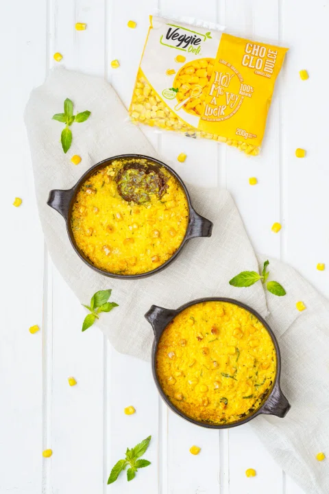 Hamburguesas vegetales en sartenes con envase Veggie Deli.