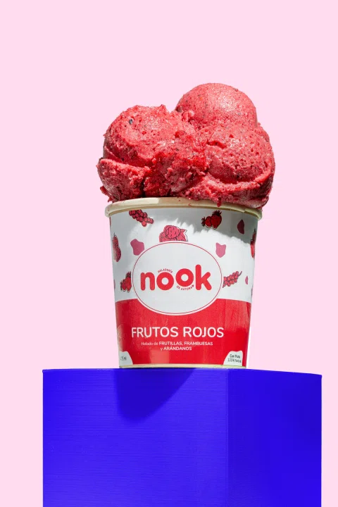 Helado Nook de frutos rojos sobre pedestal azul.