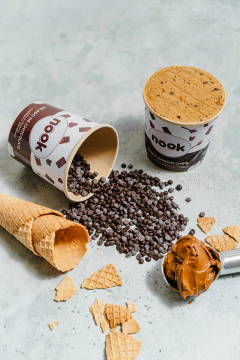 Helados Nook con chips de chocolate y conos.