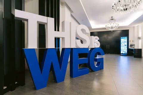 Letras WEG instaladas en el acceso a un evento corporativo.