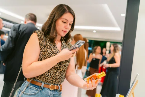 Invitada revisa productos dentro de la perfumería.