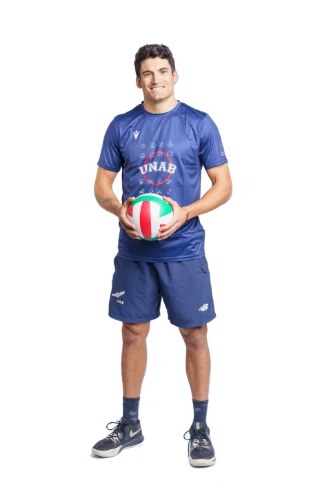 Jugador de voleibol posa con uniforme azul y balón.