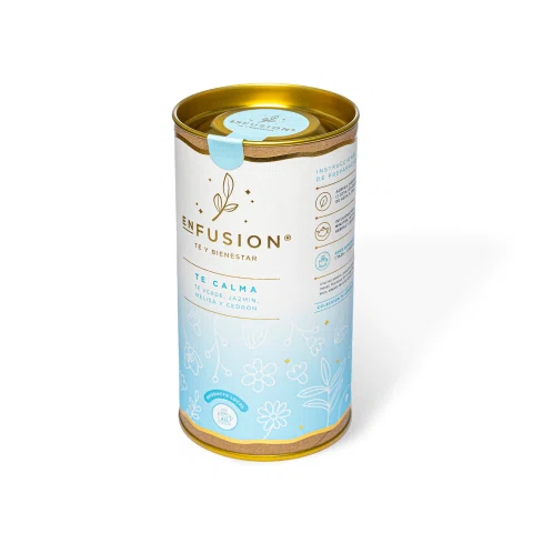 Lata celeste de infusión sobre fondo blanco.