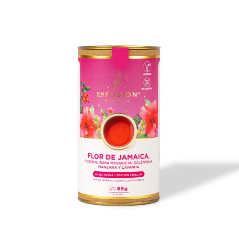 Lata fucsia de flor de jamaica sobre fondo blanco.