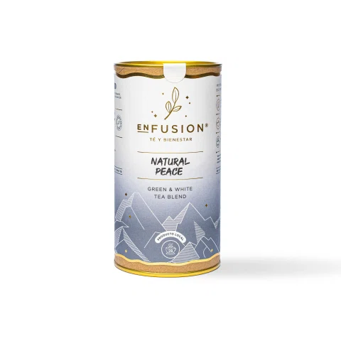 Lata gris de infusión sobre fondo blanco.