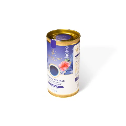 Lata morada de infusión sobre fondo blanco.