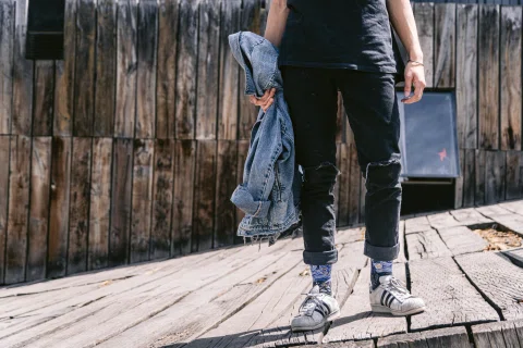 Lookbook de moda con jeans y zapatillas fotografiado en exterior.