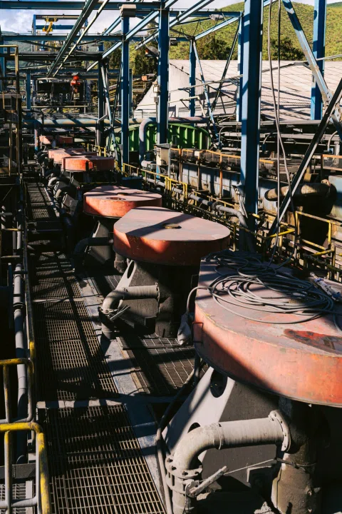 Línea de maquinaria y equipos metálicos dentro de una planta industrial.