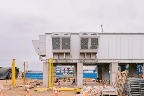 Módulo eléctrico con equipos de climatización en obra.