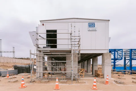 Módulo eléctrico WEG en construcción sobre plataforma.