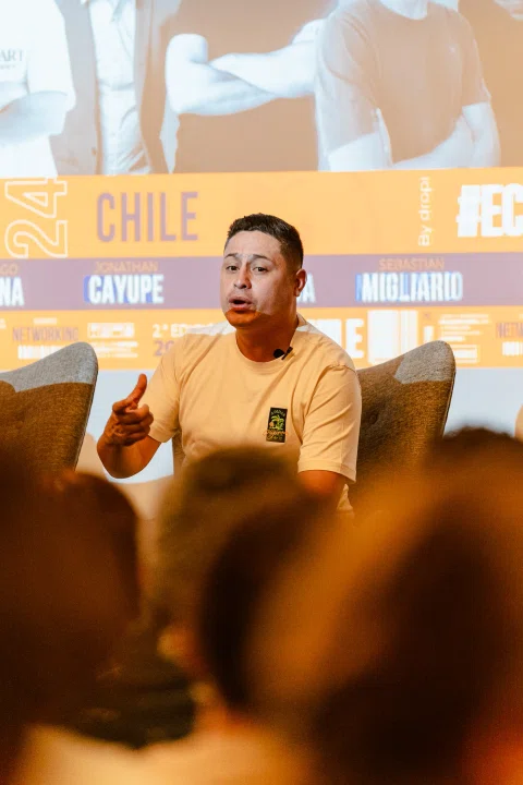 Panelista interviene durante una charla frente al público.
