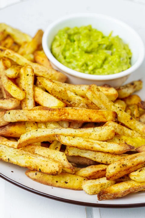 Papas fritas con guacamole y envase Veggie Deli.