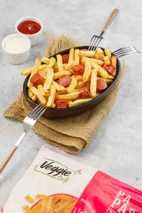 Papas fritas en sartén con envase Veggie Deli.