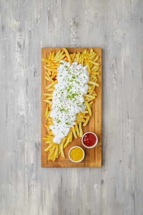 Papas con salsa blanca en vista cenital.