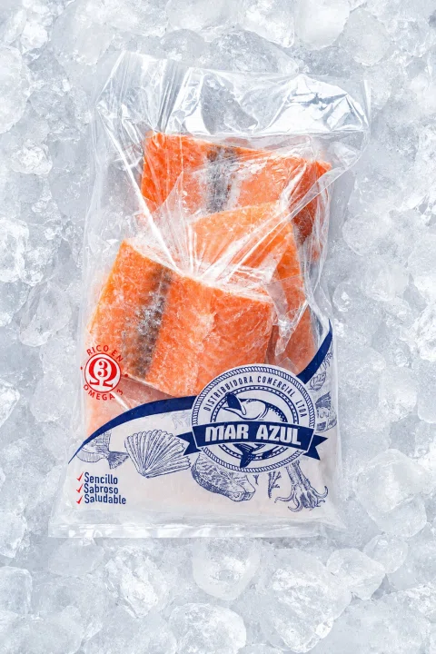 Paquete de bastones de surimi sobre hielo.