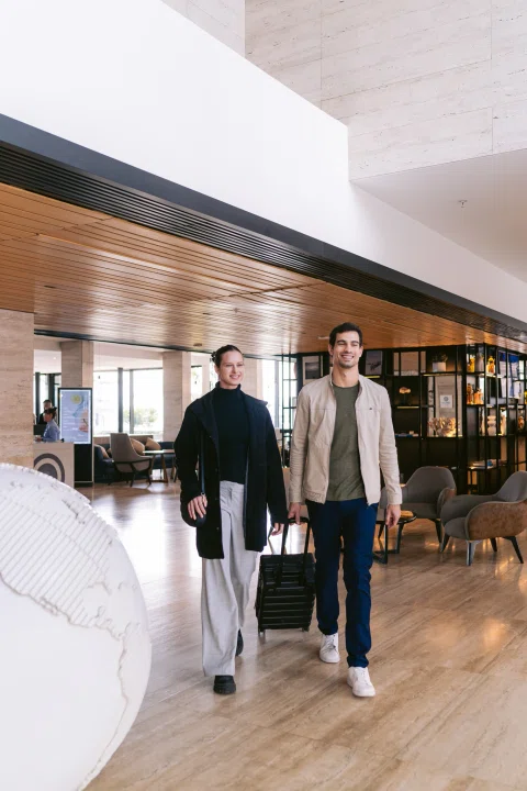 Pareja caminando por lobby del hotel.