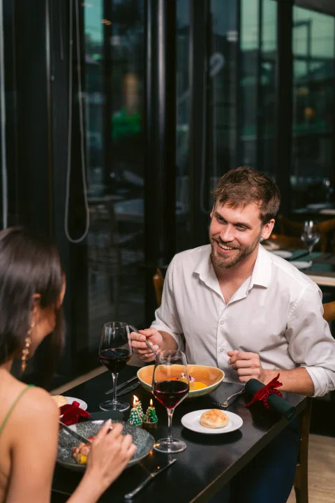 Pareja compartiendo comida en restaurante.