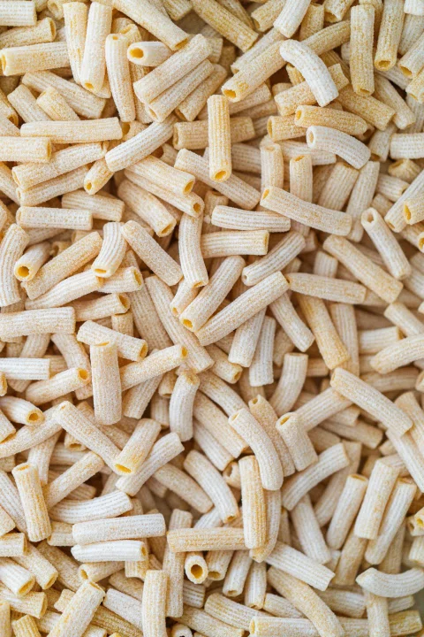 Pasta corta seca en vista cenital.
