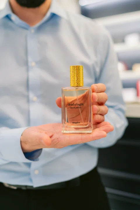 Frasco de perfume presentado durante un evento de inauguración.