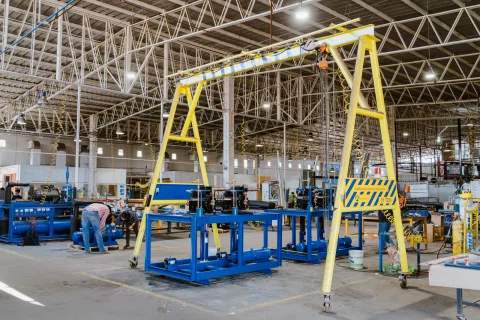 Interior de una planta industrial con maquinaria y personal en operación.