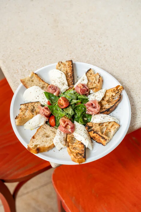 Plato de bocados rellenos con ensalada y salsas.