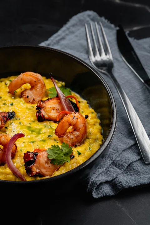 Plato caliente con vegetales y salsa en sartén.