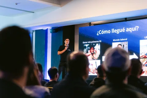 Ponente realiza una charla frente a una pantalla con una pregunta proyectada.