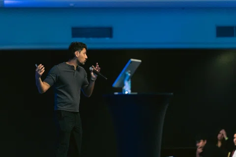 Expositor durante una charla corporativa sobre un escenario.