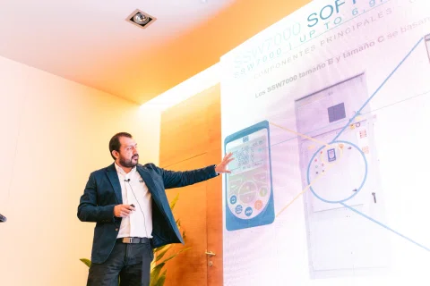 Ponente explica un diagrama técnico proyectado en pantalla.