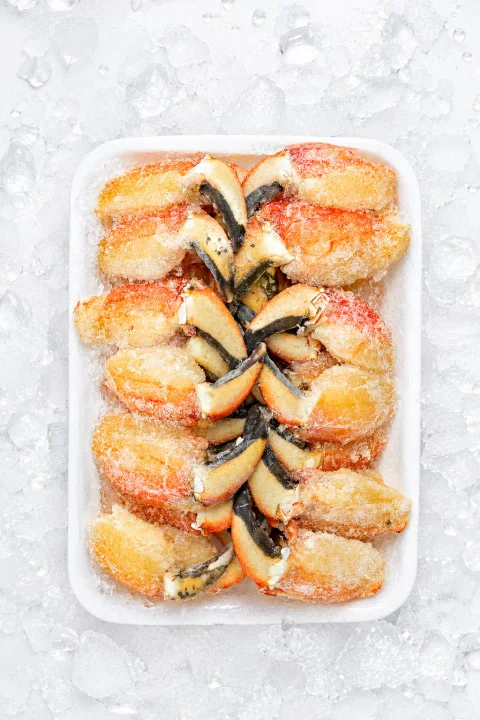 Porciones de salmón preparadas en bandeja.