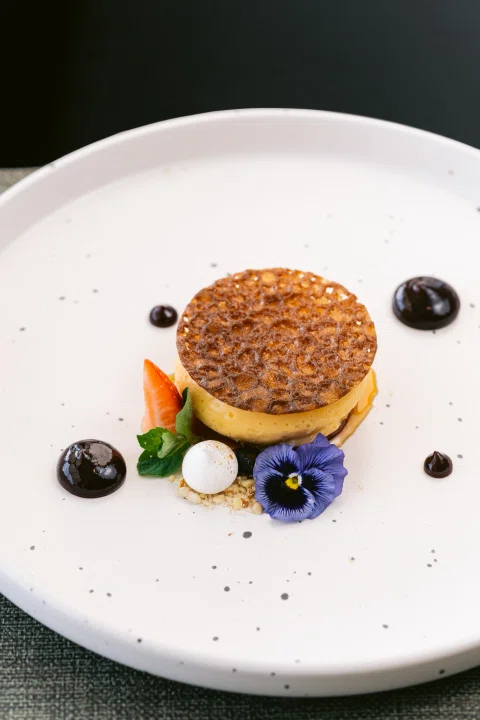 Postre individual sobre plato blanco.