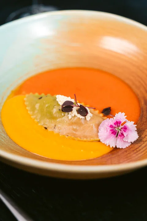 Postre presentado sobre plato naranja.