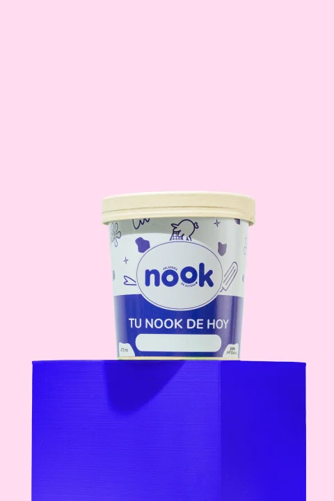 Pote cerrado de helado Nook sobre pedestal azul.