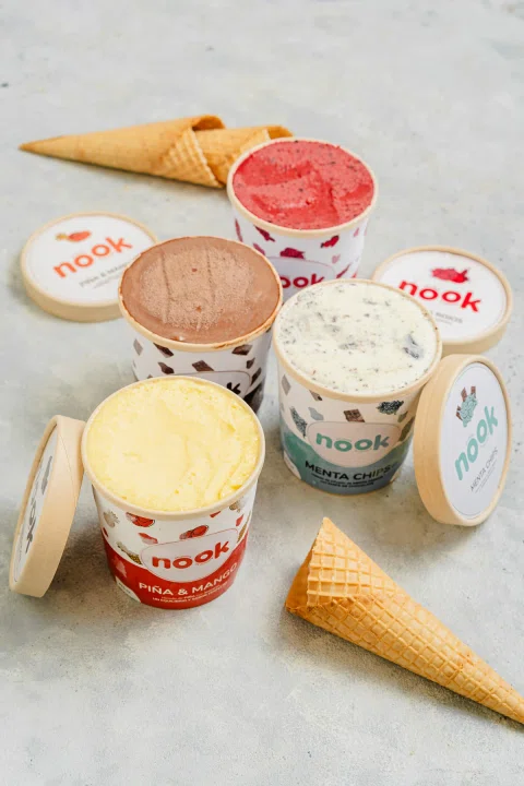 Varios potes Nook abiertos mostrando distintos sabores.