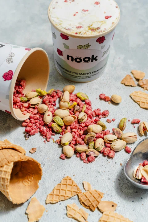Potes Nook con frutos secos y toppings de colores.